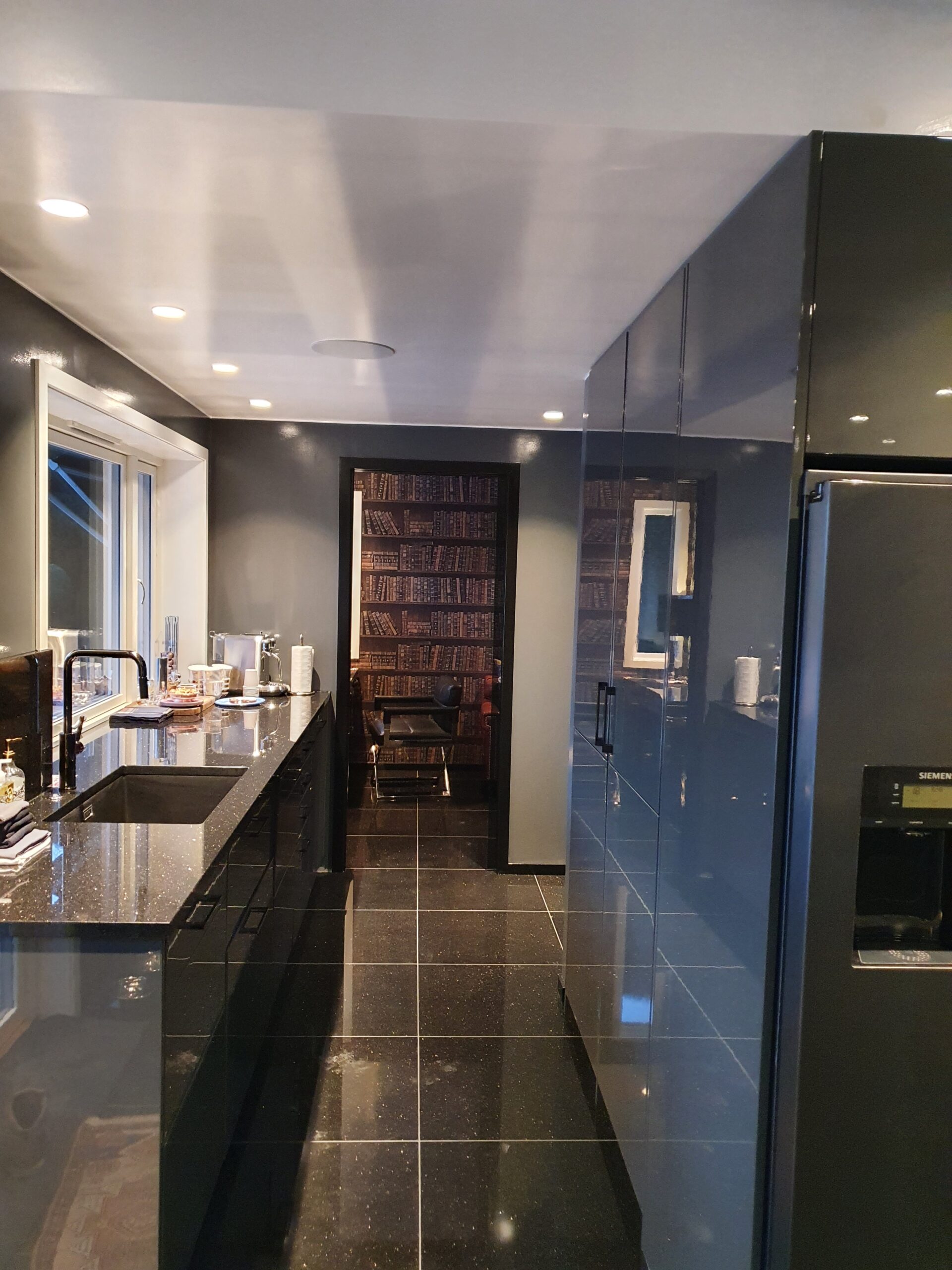 Kjøkken innredning (integrert lyd)_164934 Kjøkken innredning med integrert lydsystem og innbyggingshøyttalere